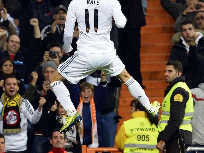 Gareth Bale veert hoog op na de 1-0.
