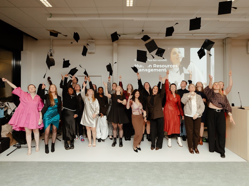 De eerste 32 studenten van de gezamenlijke bachelor Human Resources Management ontvingen maandag hun diploma