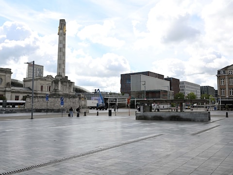 Het Martelarenplein in Leuven is momenteel een betonnen vlakte, maar krijgt in de toekomst een groener karakter.