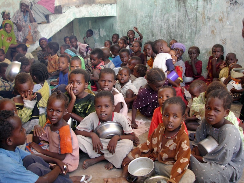 Somalische kinderen wachten op een voedselbedeling in Mogadishu.