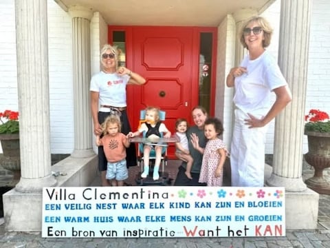 Het team van Villa Clementina maakt zich op voor een lange wandeltocht.