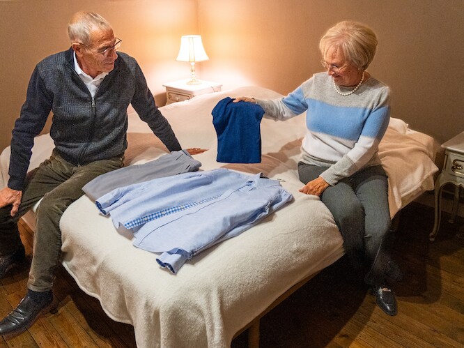 Daniël (78) en Michel (74) worden, net zoals Marc Coucke, elke dag gekleed door hun vrouw: “Ik heb géén smaak, ik geef dat eerlijk toe”