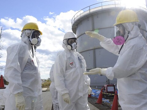 Onderzoekers nabij de kerncentrale in Fukushima.
