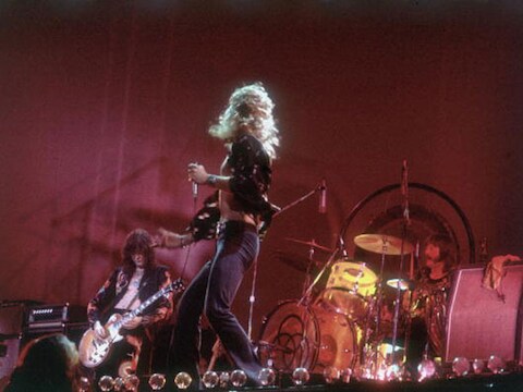Jimmy Page, Robert Plant en John Bonham tijdens een concert in 1970.