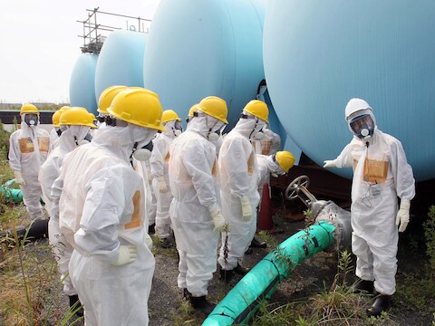 De storm dreigt maandag de kerncentrale van Fukushima te bereiken, waar arbeiders in snel tempo maatregelen nemen.