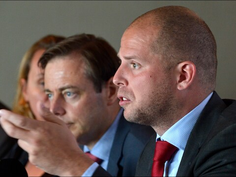 N-VA-Kamerlid Theo Francken (R) naast partijboegbeeld Bart De Wever.