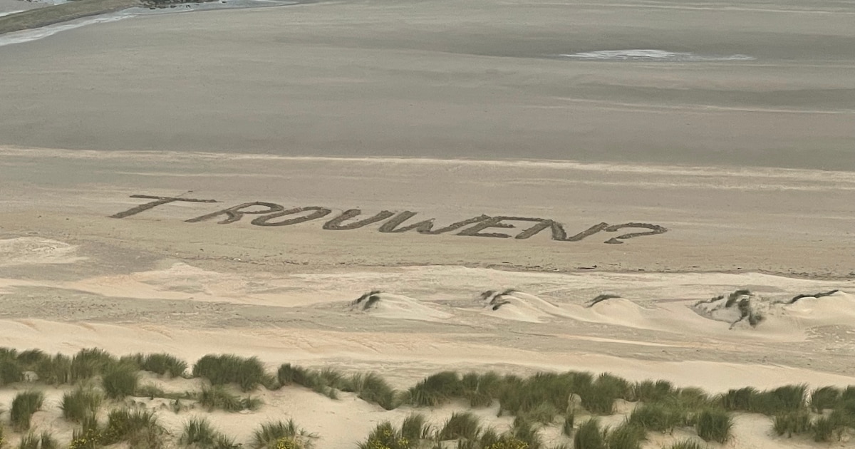 Kort, maar duidelijk: wie is de romantische ziel die dit huwelijksaanzoek deed in het zand van Nieuw