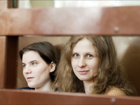 Ekaterina Samutsevich en Maria Alekhina van Pussy Riot in de rechtbank.