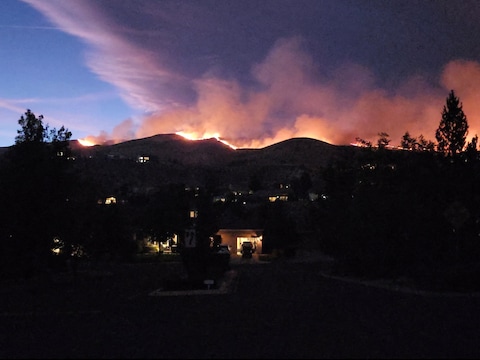 Rook en vlammen stijgen op van de ‘Hawk Fire’ in Reno, Nevada.