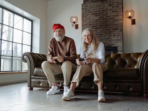 Boomers spelen weleens Fifa of een Mario-game, zo blijkt uit een onderzoek. Maar de meerderheid houdt het liefst bij 'timewasters' op een smartphone.