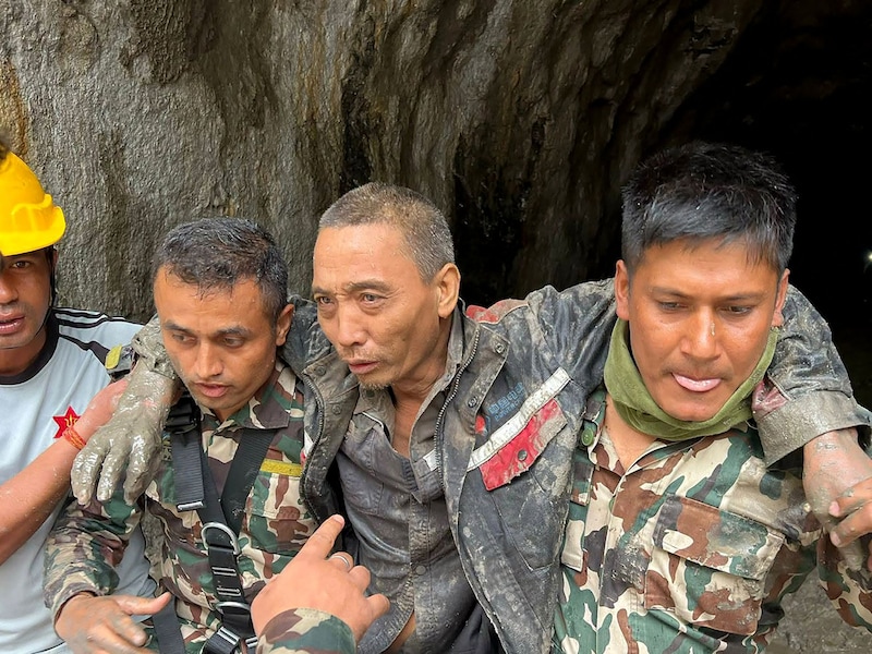 Derde overlevende gered uit tunnel bij waterkrachtcentrale Nepal, nog tientallen mensen zitten vast