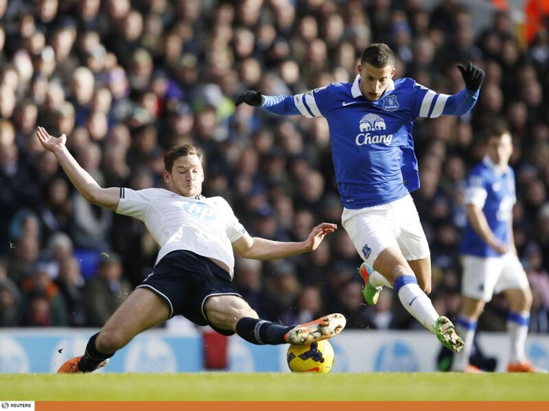 Klasse: Vertonghen houdt met een ultieme sliding Mirallas van de bal.