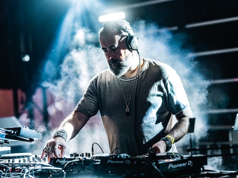 Dave ‘The Baron of Techno’ Clarke (58) is technopionier in het Verenigd Koninkrijk en draait al mee als deejay sinds 1990.