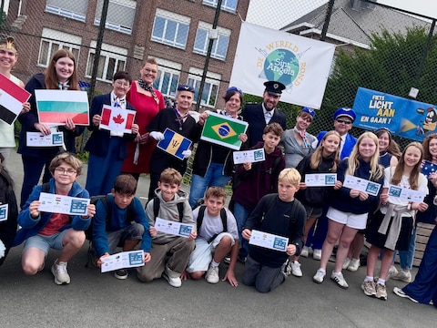 Meer dan 680 leerlingen van Sint-Angela in Ternat begonnen dinsdag aan het nieuwe schooljaar met een symbolisch instapticket. Elke klas kreeg een eigen land als bestemming, dat het hele schooljaar als rode draad zal dienen.