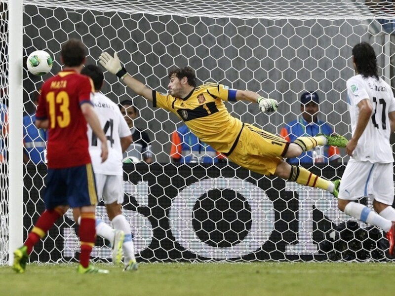 De Spaanse doelman Casillas ziet Suárez' vrije trap in de 88ste minuut in de hoek belanden.