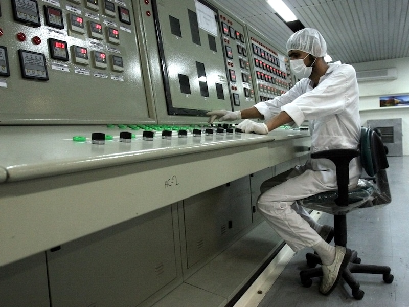 Een Iraanse technicus werkt in een laboratorium met uranium.