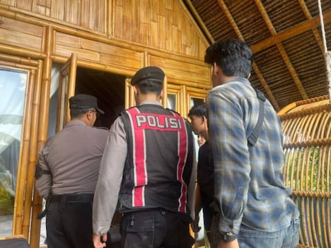 Politieagenten in de vakantievilla van de overleden Belgische toeriste (57). 