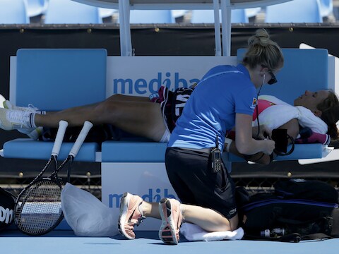 De Amerikaanse tennisster Varvara Lepchenko is tijdens haar partij bevangen door de hitte en wordt behandeld.