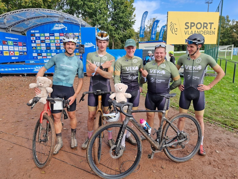 De Allez Eddy's kleurden de recreantencross op Ter Borcht. Centraal zien we winnaar Andres Verkinderen, Jarne Vanbos (links in beeld) werd tweede.