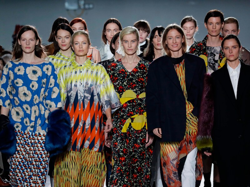 Modellen op de catwalk bij Dries Van Noten in Parijs.