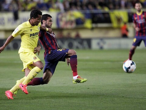 Dani Alves (rechts) in actie tegen Villarreal