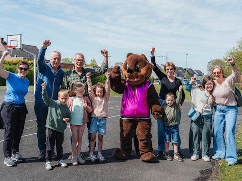 Willy Wezel met deelnemers op stap.