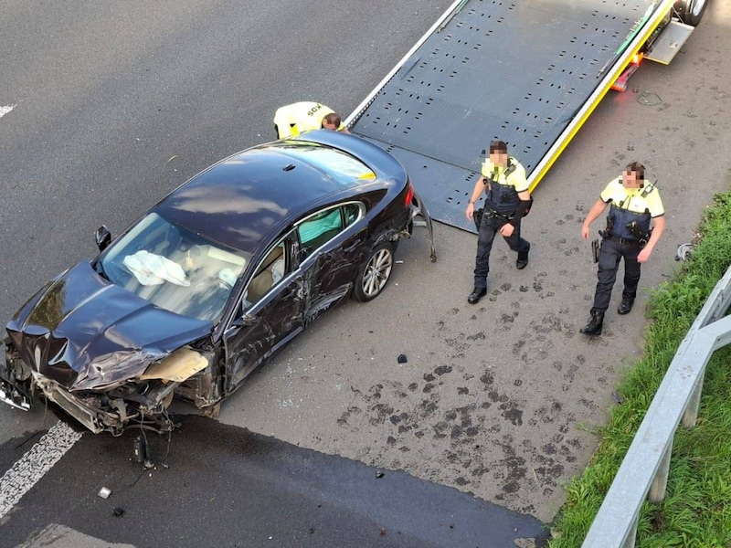 Een 28-jarige man is vrijdag aangehouden nadat hij na twee iPhone-diefstallen in Mortsel op de vlucht sloeg voor de politie en na een gevaarlijke achtervolging met snelheden tot 218 kilometer per uur crashte op de E34 ter hoogte van Vosselaar.