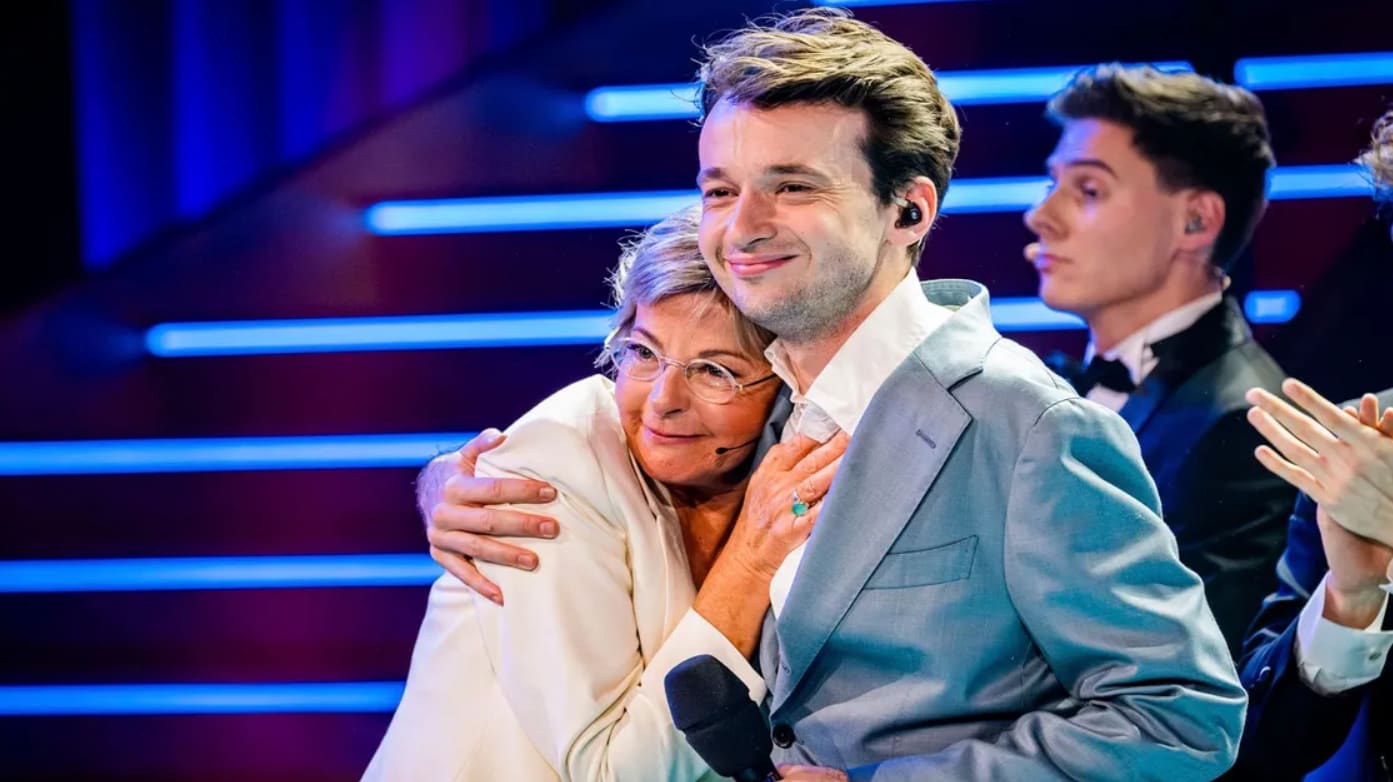 EXCLUSIEF. Ingeborg toont jurk die ze op huwelijksfeest van zoon Robin  Keyaert aantrok: “Ik koos voor sereniteit, het is de bruid die moet shinen”  | Foto | hln.be