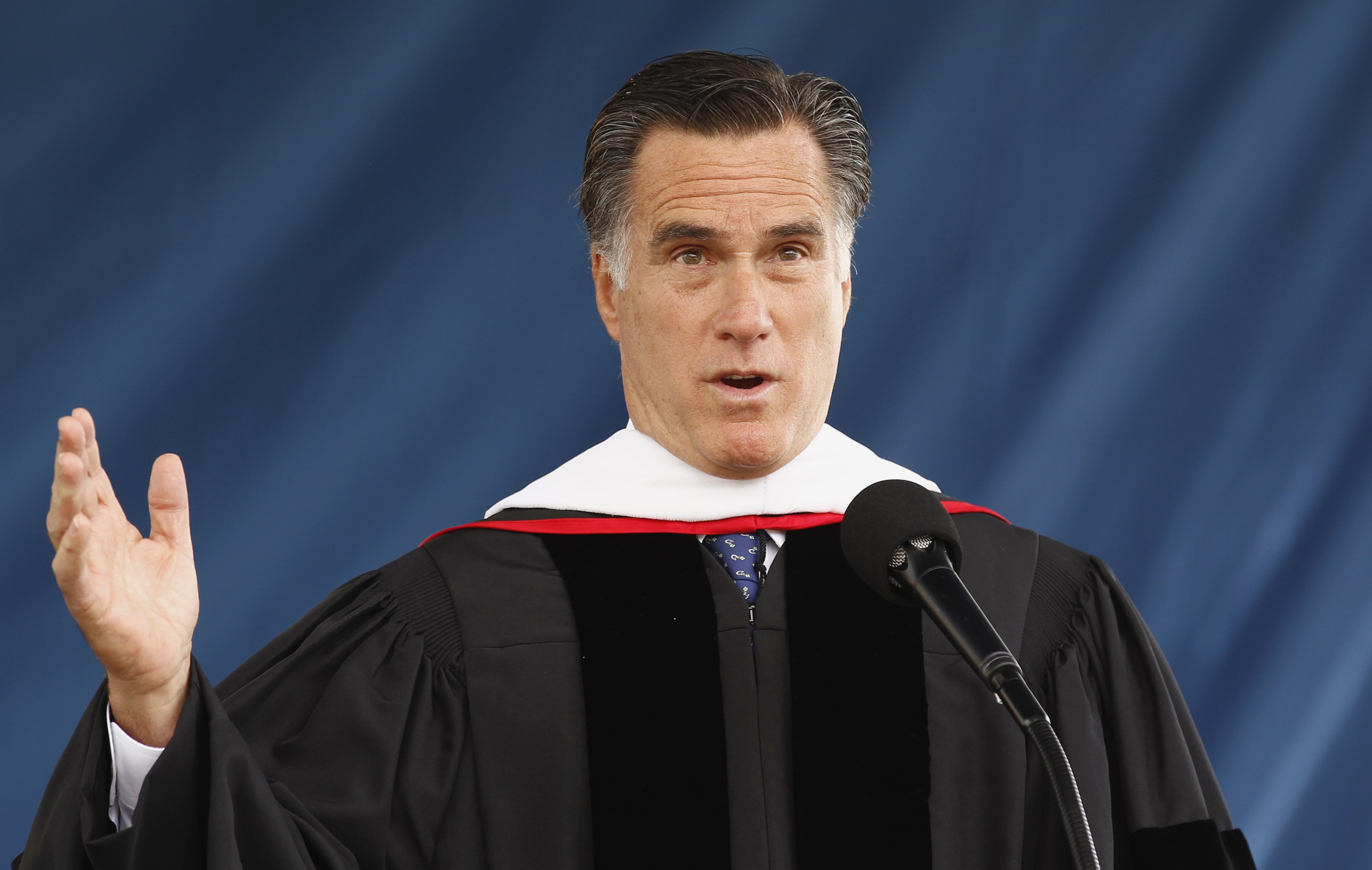 Mitt Romney, nu ook verkrijgbaar in donkere toga, tijdens zijn toespraak op de Liberty University.