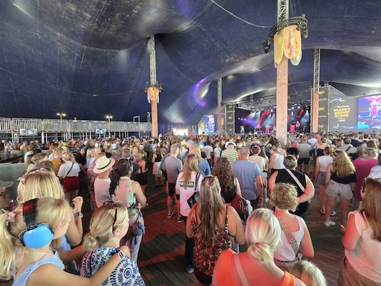 De tent zit intussen vol. 