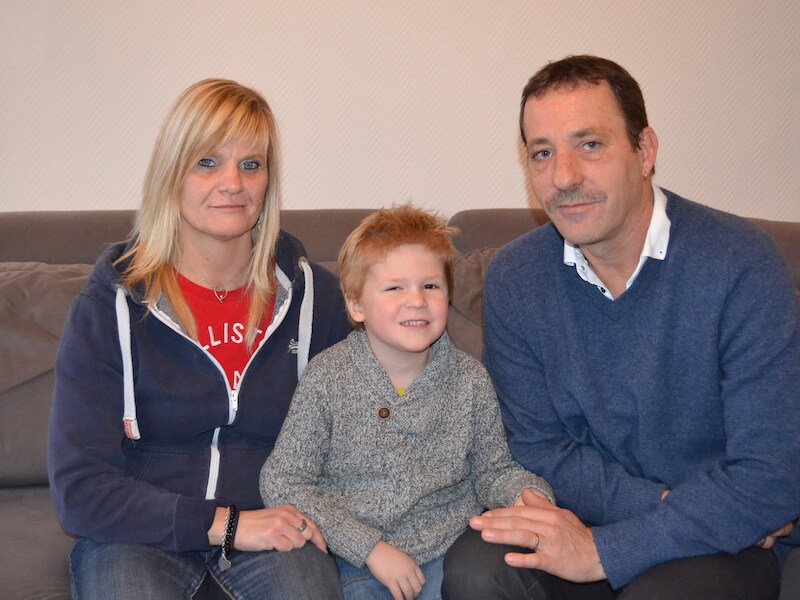 Johnny Tratsaert (52) en Carmen Despodt (44) met zoontje Mylan (5). Hij kwam ter wereld via een draagmoeder (niet op foto).