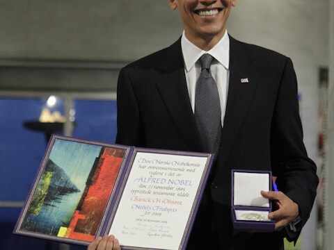 De Amerikaanse president Barack Obama met zijn Nobelprijs.