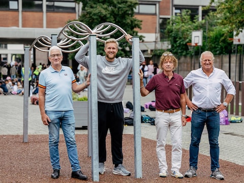 Voor de kinderen van VBS De Droomgaard in Geel en de directeur Peter Stockmans (rechts) was het vol ongeduld uitkijken naar de nieuwe speeltoestellen. Dankzij de steun van Kiwanis (Rudy links en Patrick rechts van Klaas, de LO-leerkracht) hebben de kinderen extra ruimte om zorgeloos te kunnen ravotten.