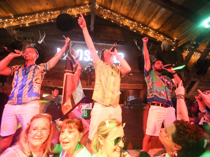 KIJK. Vrolijke hemdjes, witte sokken en liters zweet: Get Ready! doet een triootje in de Moose Bar