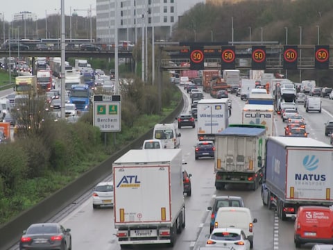 Ruim uur file op Antwerpse Ring richting Nederland vanaf Antwerpen-Centrum: twee rijstroken versperd ter hoogte van Merksem