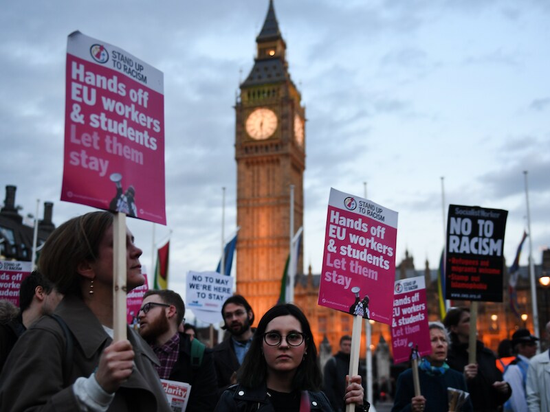 Enkele betogers hebben deze avond postgevat voor het parlement in London.