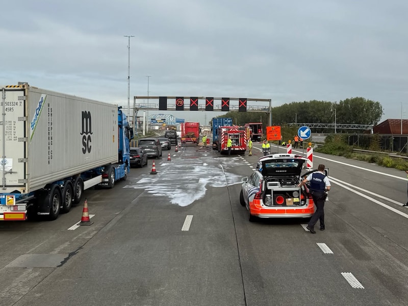 Twee vrachtwagens en een personenwagen waren betrokken bij het ongeval op de Antwerpse Ring ter hoogte van Deurne.
