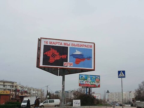 Een billboard op straat in Sevastopol: "16 maart kiezen we: fascisme of Rusland".