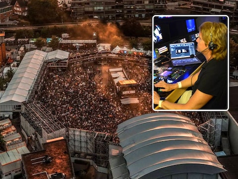 Een droneshot van het terrein van de Lokerse Feesten. Inzet: een beeld van de regiekamer, waar de livebeelden worden verzorgd voor de schermen aan het podium, maar ook voor de livestreams.
