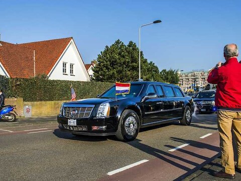 De limousine van Obama vertrekt bij Huis ter Duin in Noordwijk.