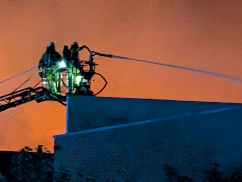 De brand brak uit in een loods aan de Leugenberg  in Ekeren (Antwerpen). 