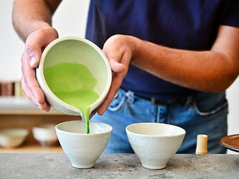 Tijdens de workshop in Waasmunster ontdek je de geschiedenis van matcha en leer je hoe je de thee klaarmaakt. (illustratiebeeld)
