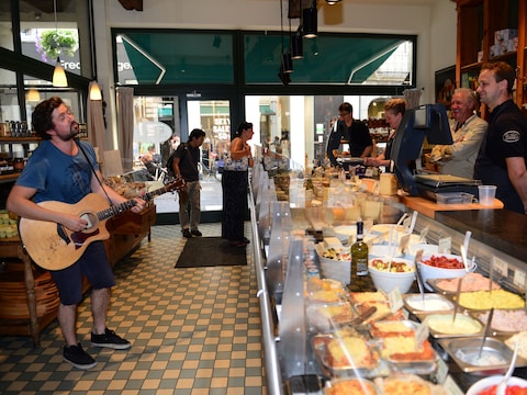 Tom Helsen gaf in het verleden al eens een verrassingsoptreden in kaaswinkel Elsen in de Mechelsestraat in Leuven.