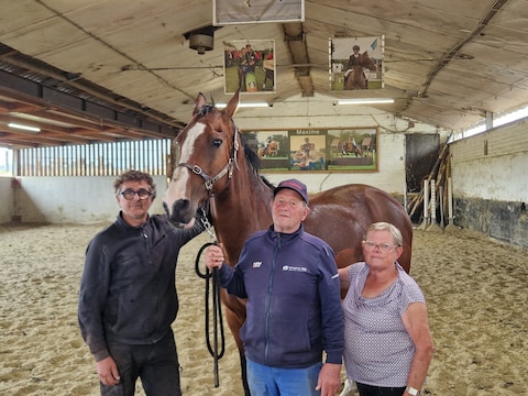 Grootouders Johan en Aline Van Quickelberghe (rechts) bij het paard van Maxime (17) organiseren een benefietevenement ten voordele van het Kinderkankerfonds. Het idee kwam van Johans broer Philip (links).