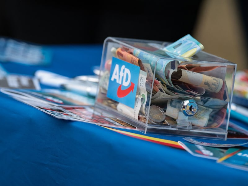 Gewonden bij aanval met onbekende vloeistof op infostand AfD in Duitsland