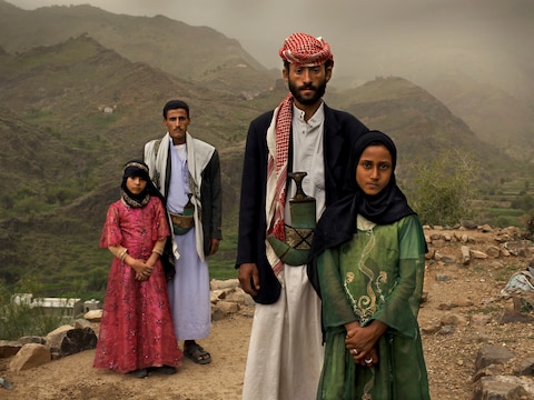 Jemenitische kindbruidjes (het meisje in de roze jurk was 6 jaar toen ze werd uitgehuwelijkt aan haar toen 25-jarige man). De foto viel in de prijzen tijdens de World Press Photo-verkiezing van 2012.