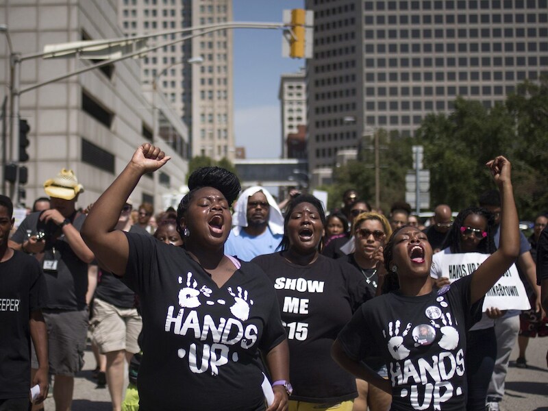 In de Amerikaanse stad St. Louis hebben dinsdag (lokale tijd) ruim 100 mensen gedemonstreerd om aandacht te vragen voor de zaak van Michael Brown.