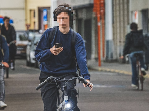 Fietsende jongeren checken erg vaak hun smartphone.