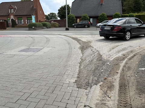 Betonspoor op de hoek van de Gentseweg en de Pitantiestraat in Desselgem