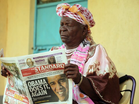 Obama's kranige grootmoeder laat zich niet van de wijs brengen door de doodsbedreigingen.